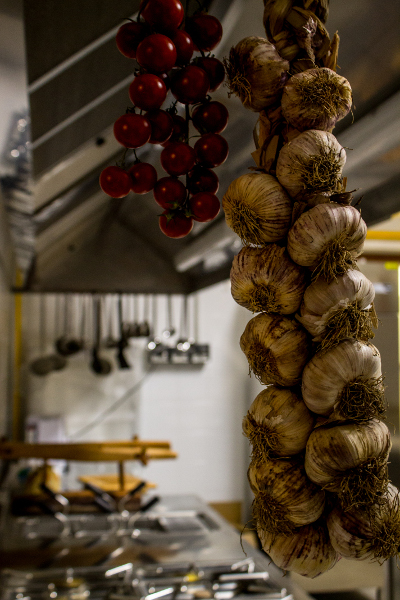 cucina ristorante con aglio e pachini